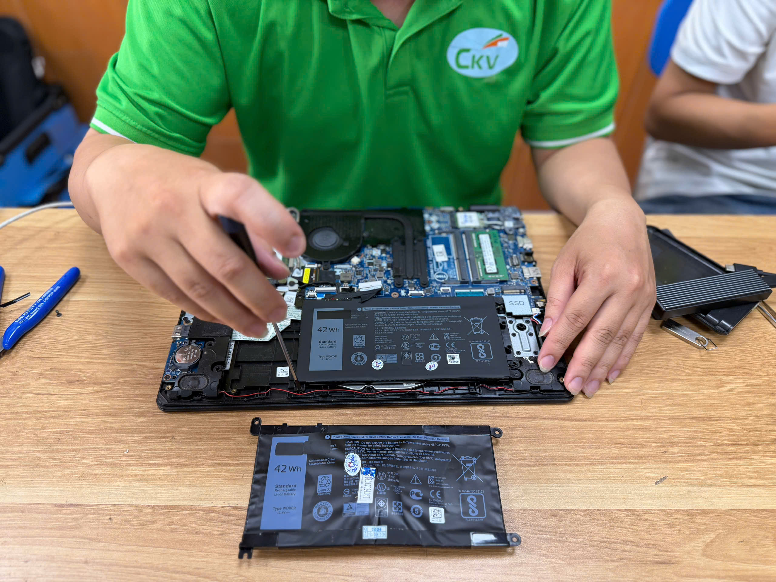 Pin Laptop Bị Phồng Có Dễ Nổ Không? Khi Nào Cần Thay Gấp?