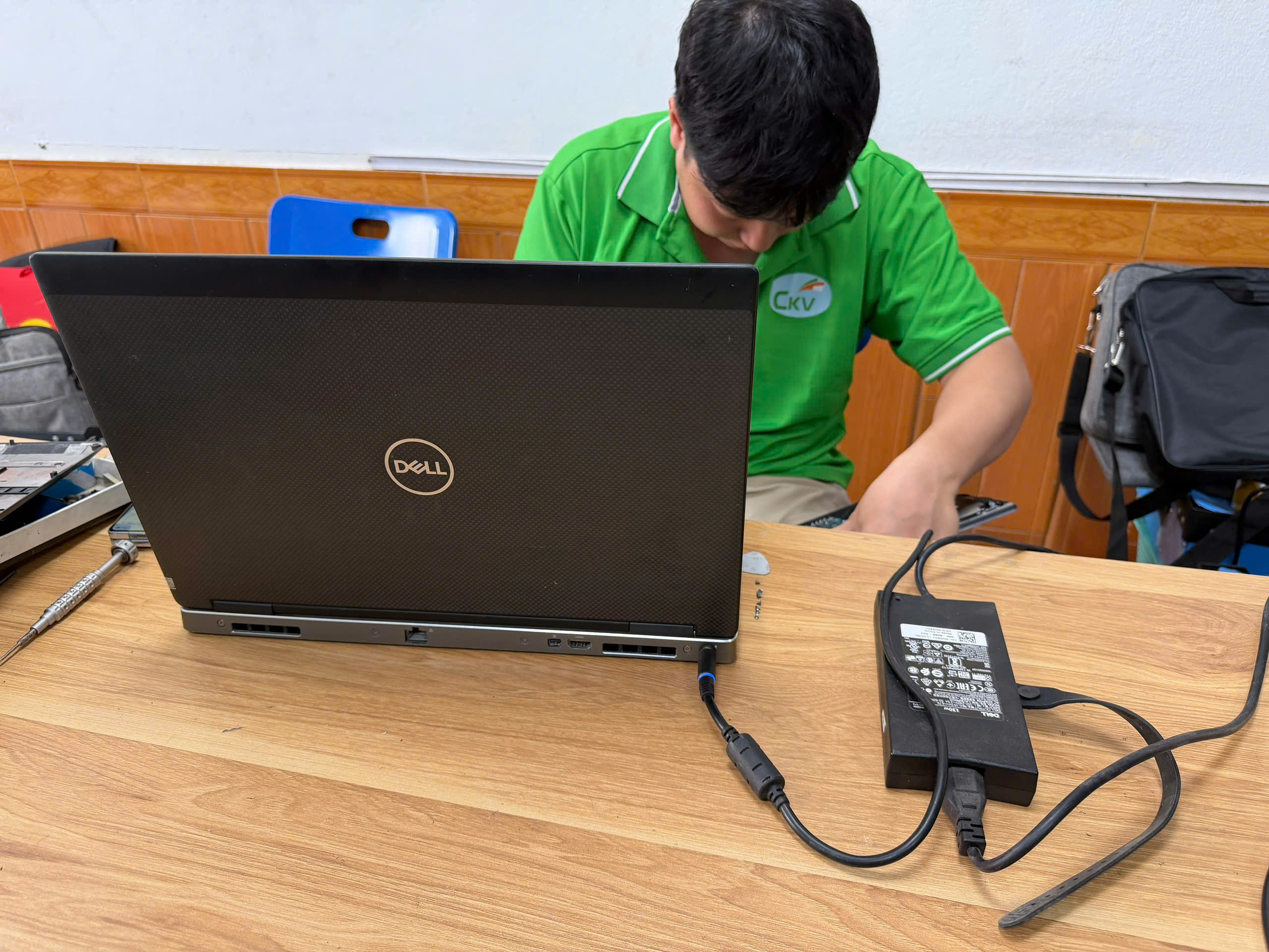 Tác Hại Khôn Lường Khi Dùng Sạc Laptop "Lô", Giá Rẻ Trôi Nổi Trên Thị Trường