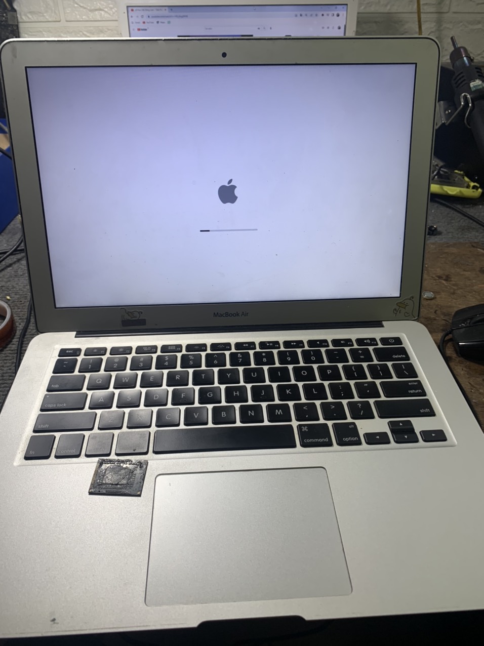 Hình ảnh macbook bị tro đơ do lỗi CPU