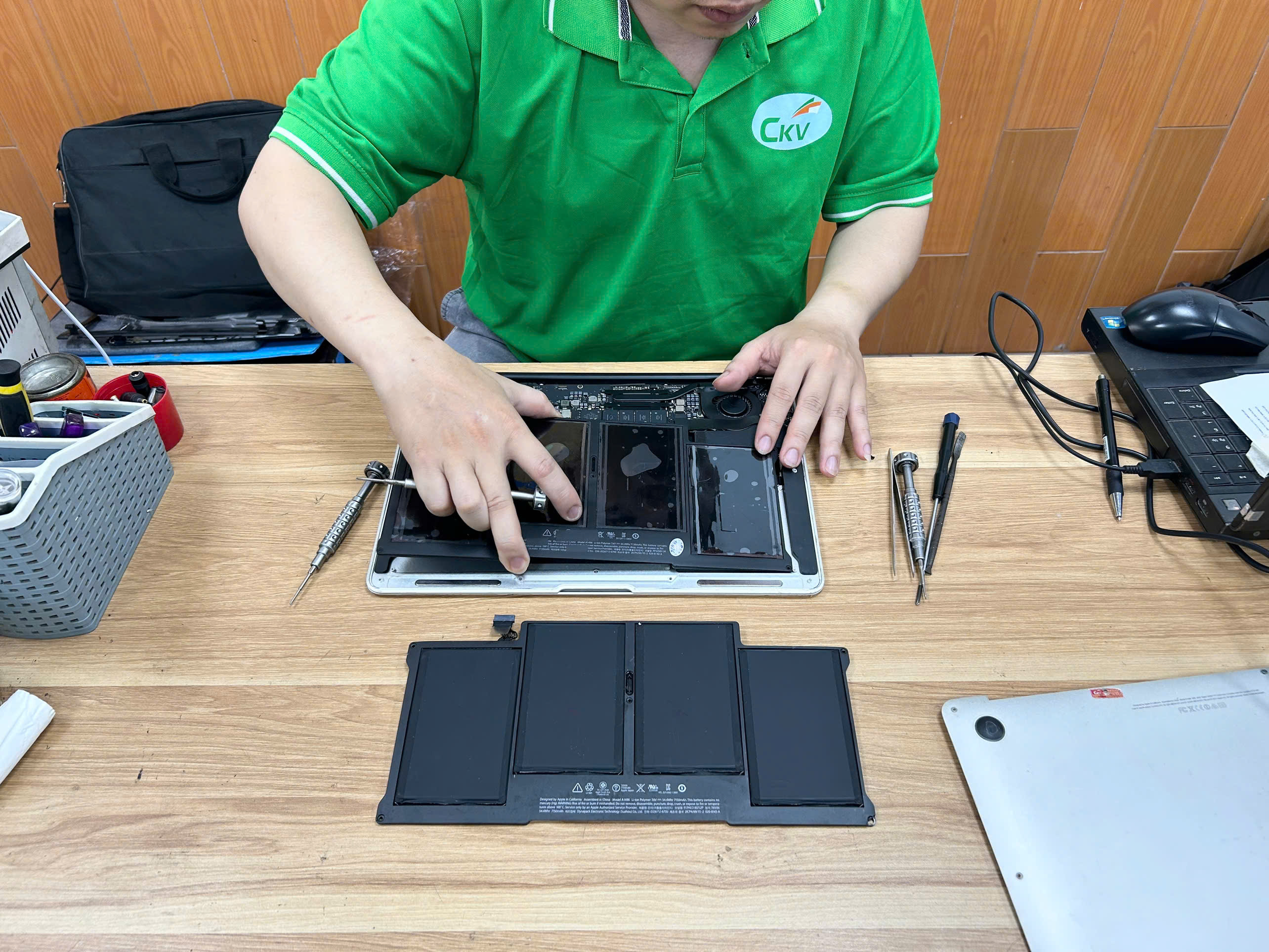 THAY PIN MACBOOK A1466 LẤY NGAY TẠI HẢI DƯƠNG