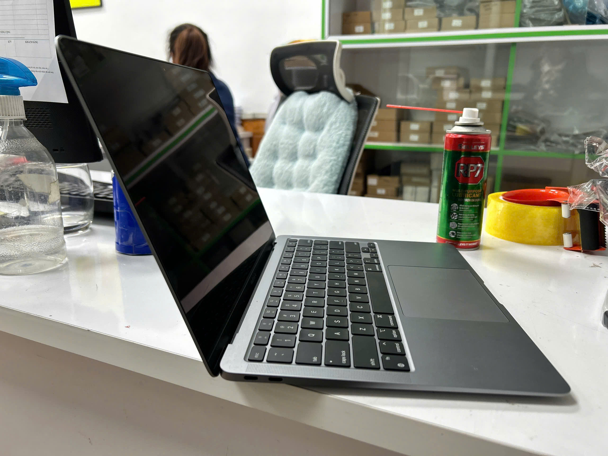 MacBook không nhận USB: Sửa cổng hay IC?